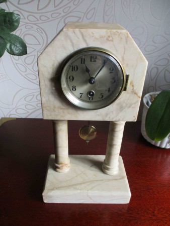 2389 - Hodiny stolni mramor sloupkove  V - 32 cm  -  PRODANO